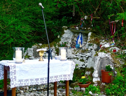 altar at the well